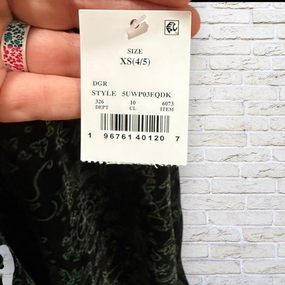 NWT Wicked Elphaba Green Velvet Dress • Nightgown • Costume Size 4/5 kids XS - Picture 6 of 7